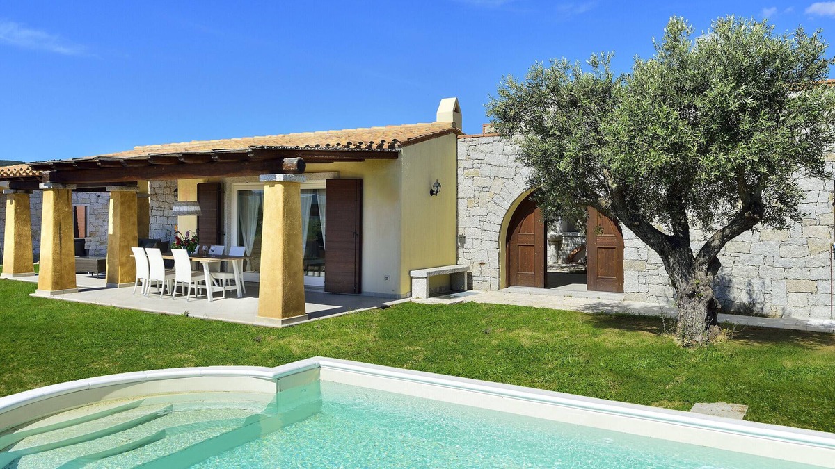 Sant'Elmo Villa | Villa 'Campidano' with Private Pool, Wi-Fi and Air Conditioning