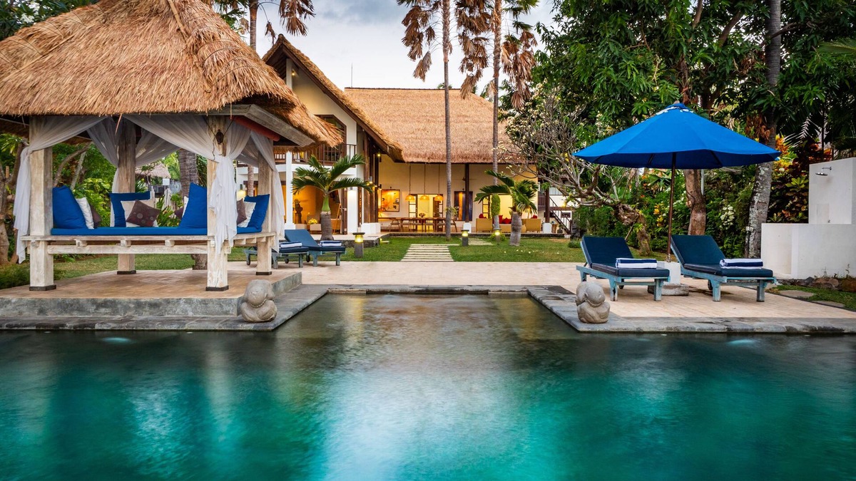 Dencarik Villa | Villa Cantik: Luxury beach front villa including infinity pool and staff!