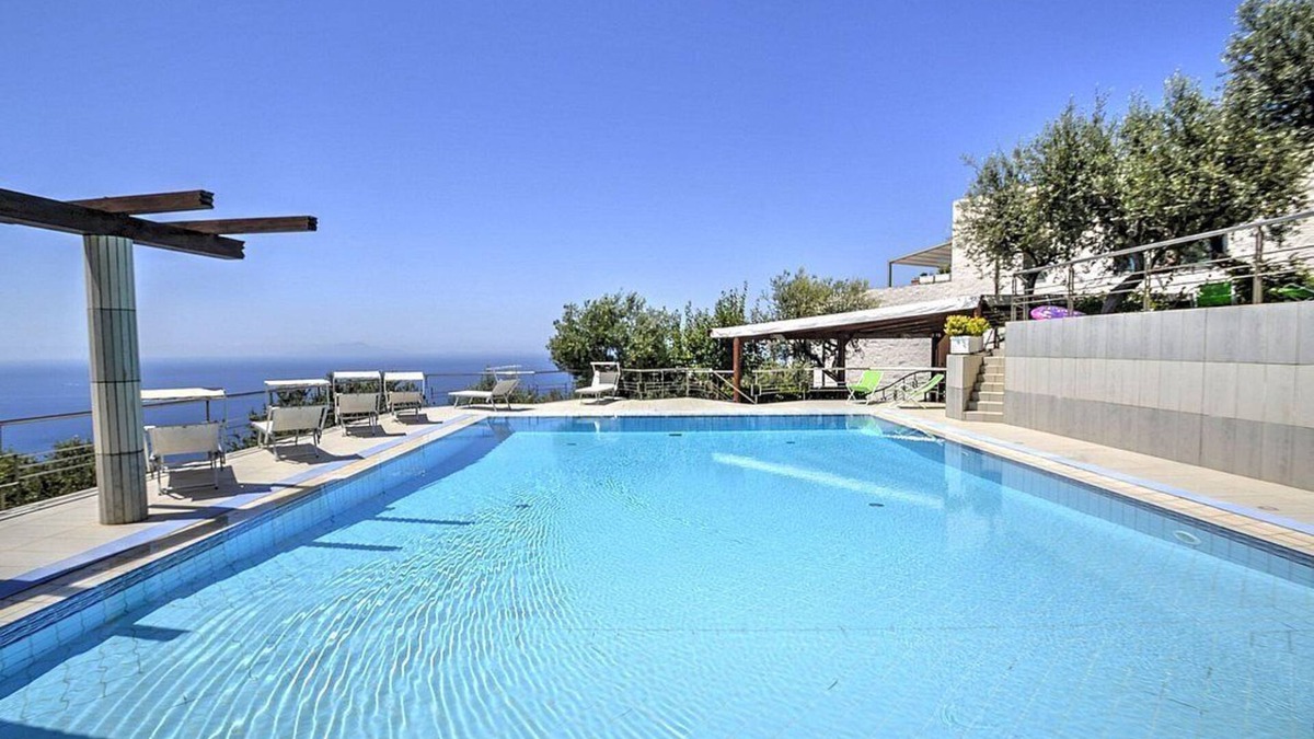 Schiazzano Villa | Villa Carminia: A splendid and luminous two-story villa located on the coast in front of the island of Capri, with Free WI-FI.