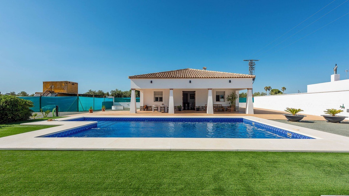 Marchena House | Villa "Casa Brisa del Valle" with Private Pool, Covered Terrace & Wi-Fi