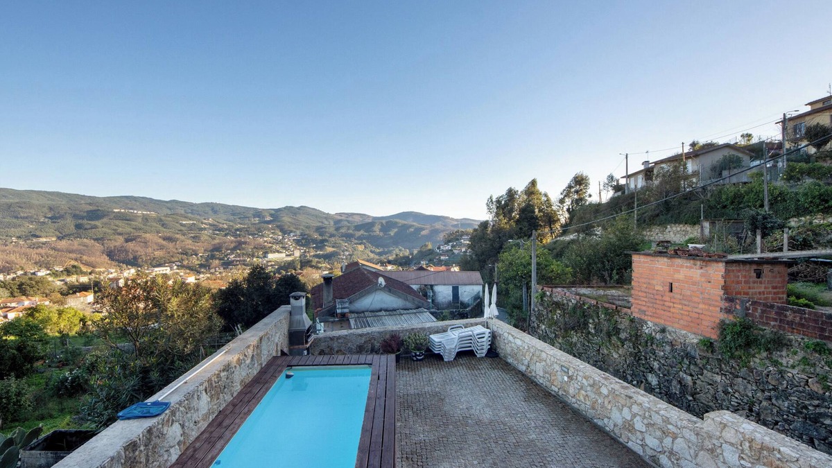 Pessegueiro do Vouga Villa | Villa 'Casa De Campo Com Vista A Montanha' with Mountain View and Air Conditioning