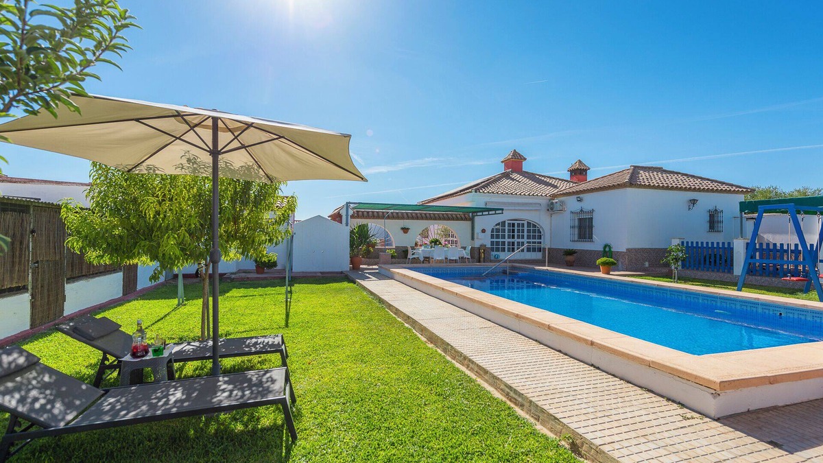Marchena House | Villa "Casa Rural Entre Olivos" with Pool & Wi-Fi