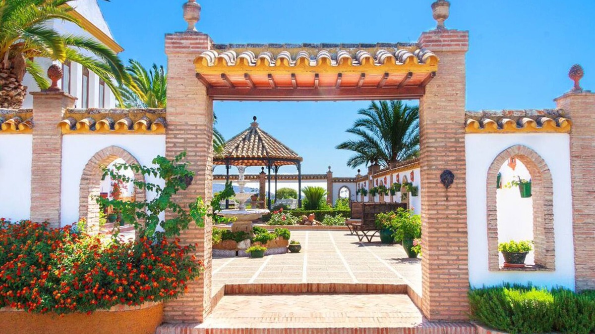 Lora Del Rio Villa | Villa "Casa Rural Hacienda Nueva" with Private Pool, Private Garden & Wi-Fi