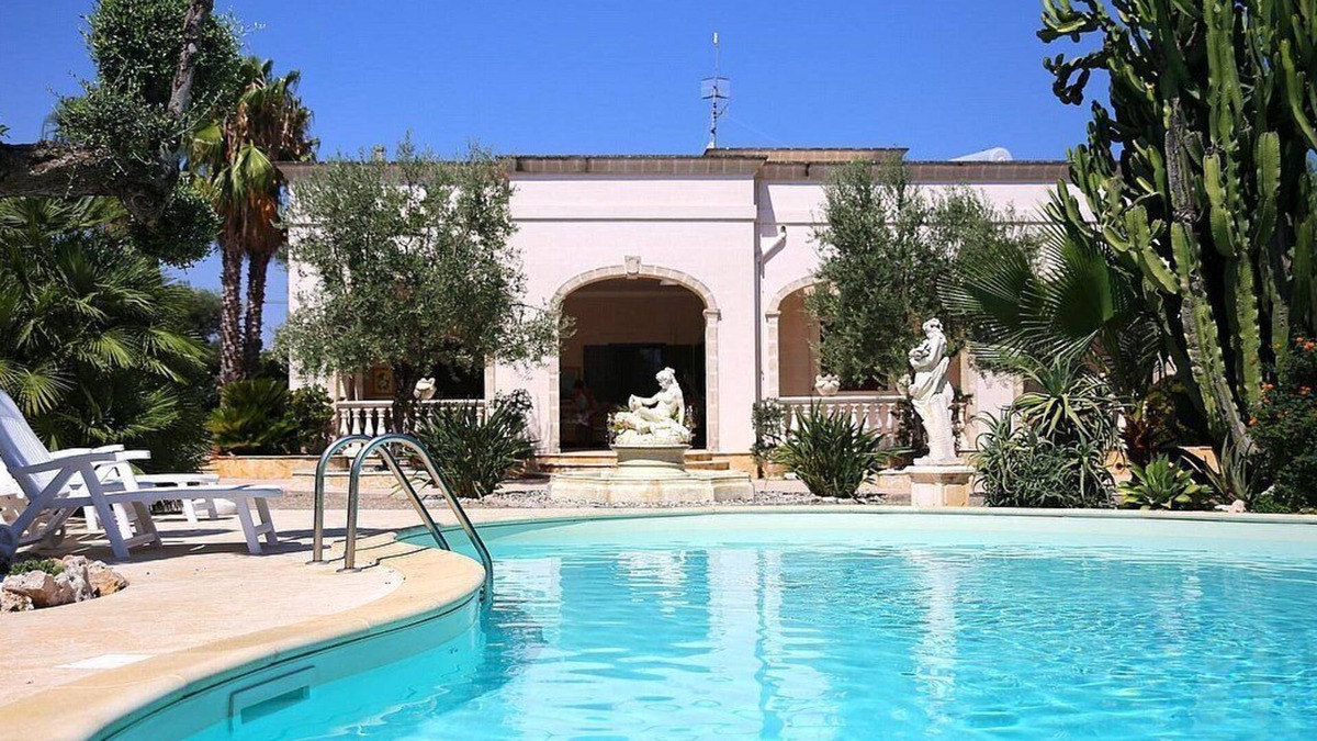 Fasano Villa | Villa Castalia: A splendid and luminous two-story villa situated in a quiet location, surrounded by a wonderful garden, with Free WI-FI.
