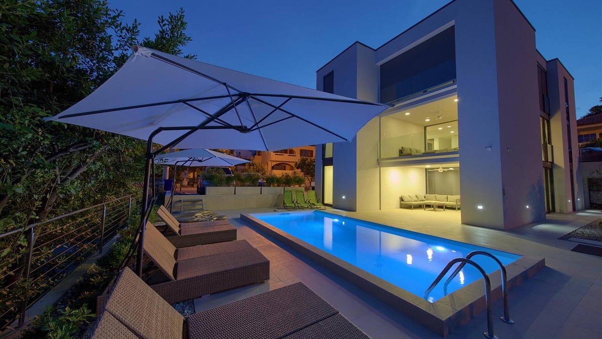 Krk Apartment | Villa Celeia - Luxurious ground floor apartment with heated pool in city centre of Krk