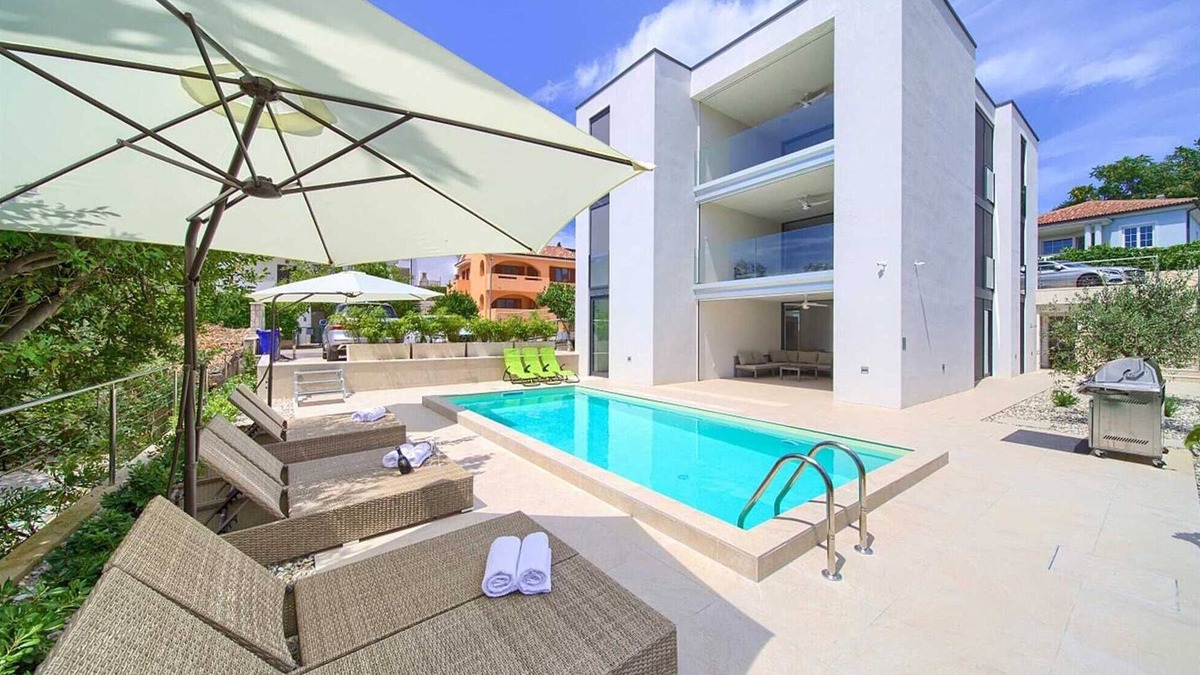 Krk Apartment | Villa Celeia - Luxurious first floor apartment with heated pool in city centre of Krk