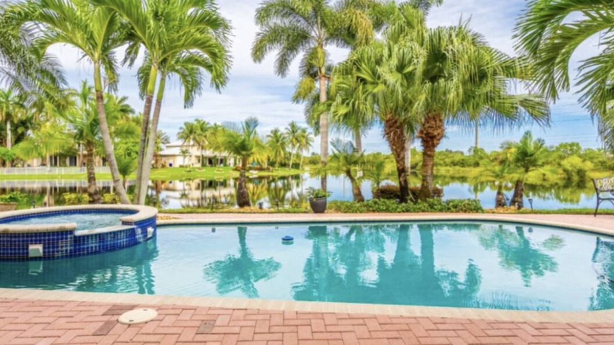 SilverLakes Villa | Villa,centrally located with lake,views, jacuzzy,pool,mini golf.events paradise