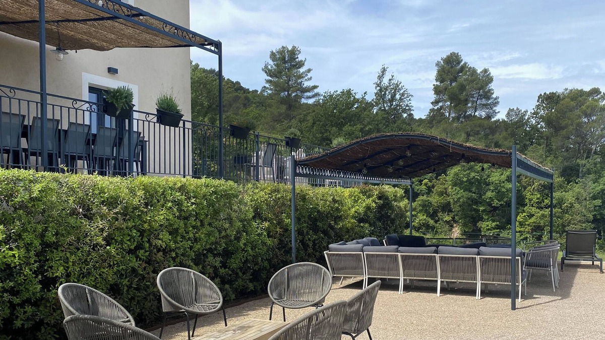 La Celle House | Villa Chardonnay, a large 7-bedroom building in the heart of an AB vineyard