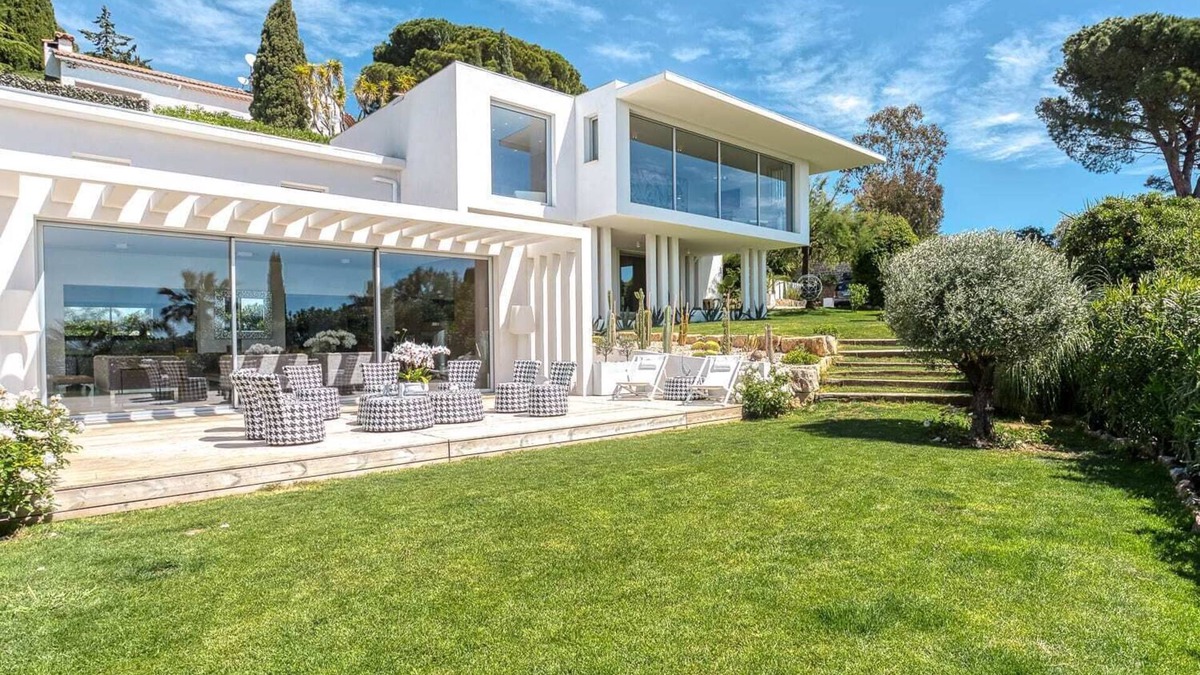 La Croix des Gardes Villa | Villa Chelsea Summary