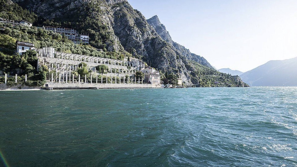 Limone sul Garda House | Villa Claraluna A: A bright and sunny two-story apartment located right on the Garda Lake, with Free WI-FI.