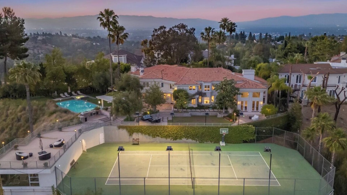 Tarzana Villa | Villa Clarinda- Architect-Designed Dream Estate with Theater, & Outdoor Oasis