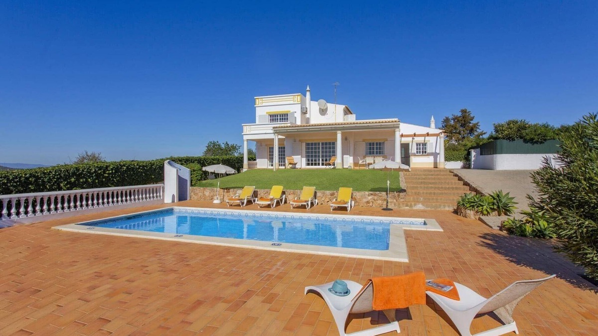 Mem Moniz Villa | Villa Colina do Sol by Villa Plus