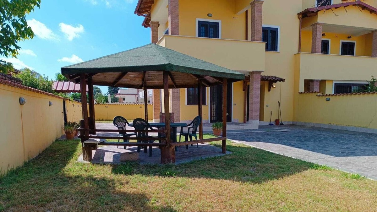 Zona XXXIV Casal Palocco Villa | Villa "Come a Casa 2" with Private Garden & A/C