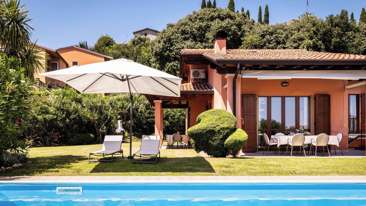 Soiano del Lago Villa | Villa con Giardino e Piscina Privata Sotto il Castello di Soiano