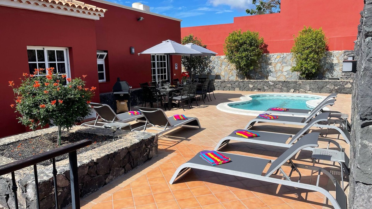 Buzanada Villa | Villa Consuelo. Attractive 5 Bedroom Villa. Private Heated Pool. BBQ.