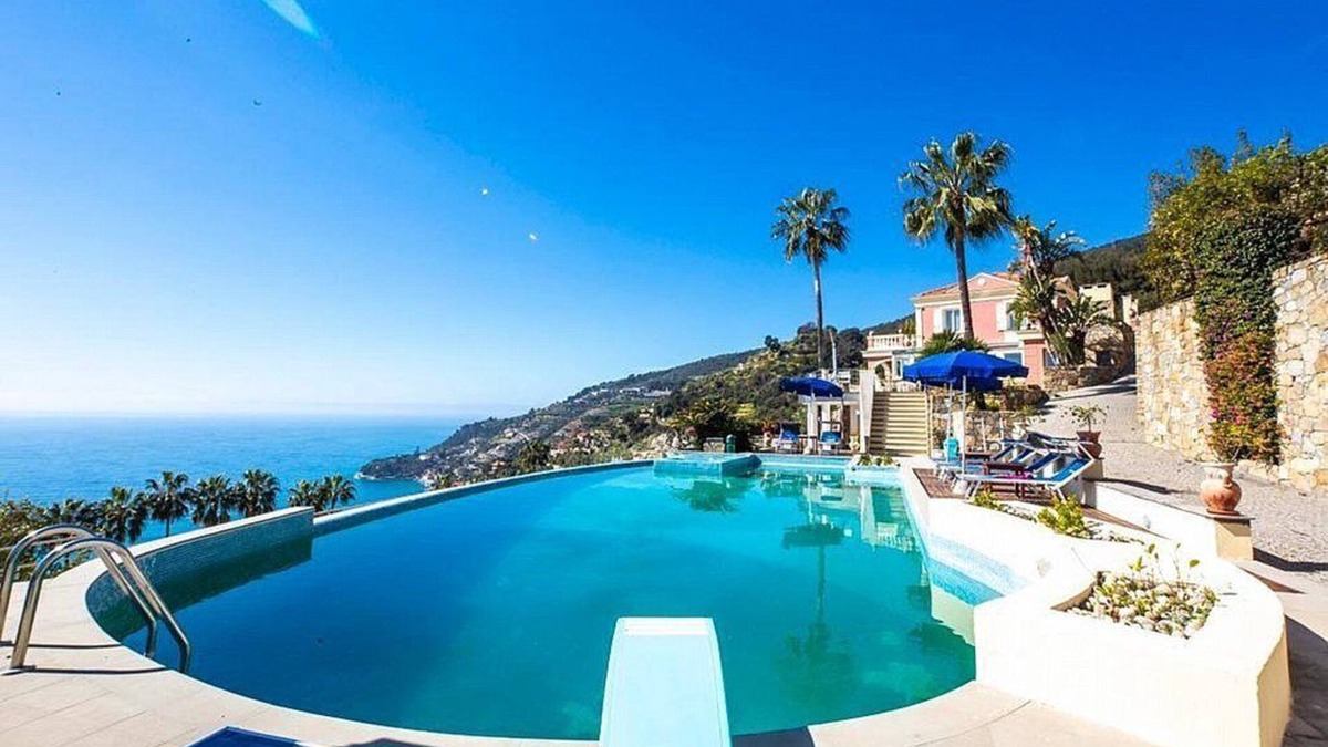 Ospedaletti Villa | Villa Cosmea: A charming and bright three-story villa which faces the sun and the sea, with Free WI-FI.