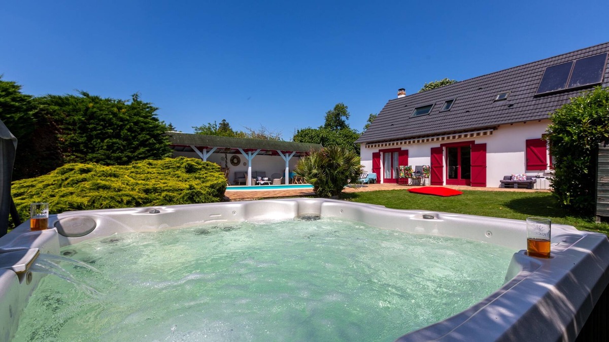 Saint-Doulchard House | Villa Cosmique - Maison avec piscine et jacuzzi
