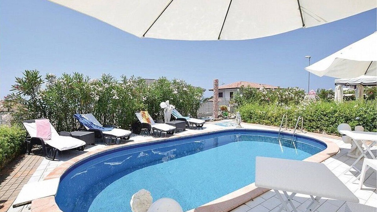 Tortora Marina House | Villa Croma: An elegant and welcoming three-story townhouse which faces the sun and the sea, with Free WI-FI.