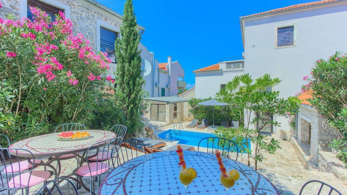 Tkon Villa | Villa Cubismo - with a pool for 18 guests, close to restaurants and cafes