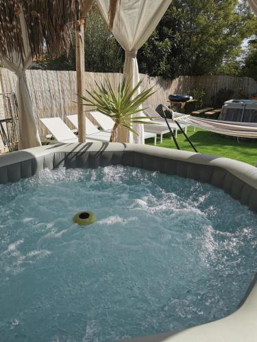 Beziers Villa | Villa d'Aqui, cosy, piscine, jacuzzi