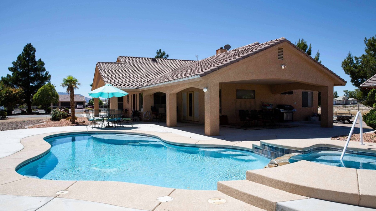 Pahrump House | VILLA DE FLORENZA custom home with pool and jacuzzi on fenced acre