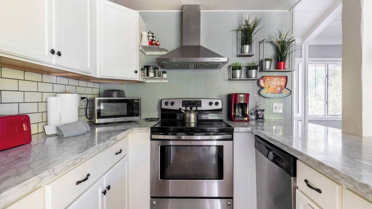 Mammoth Lakes House | Villa De Los Pinos 15-Updated retreat close to town, shops, shuttle and more!