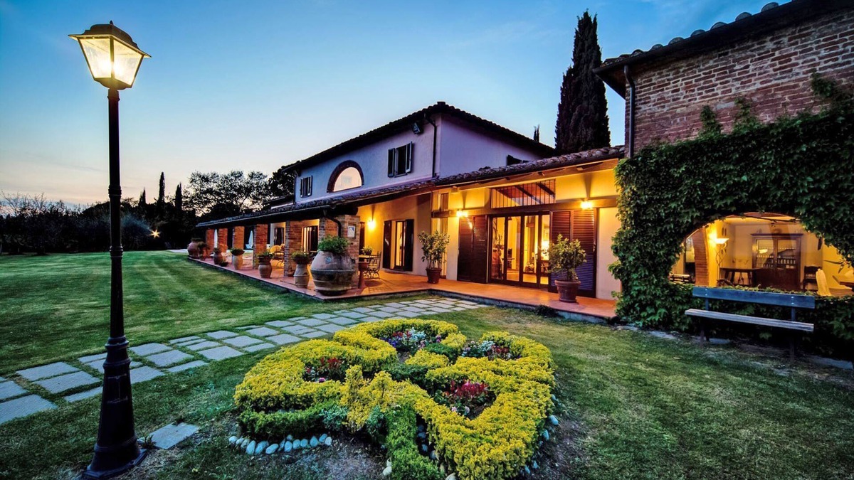 Ranciano Villa | Villa del Lago. Independent Villa up to 18 guests. Private heated pool