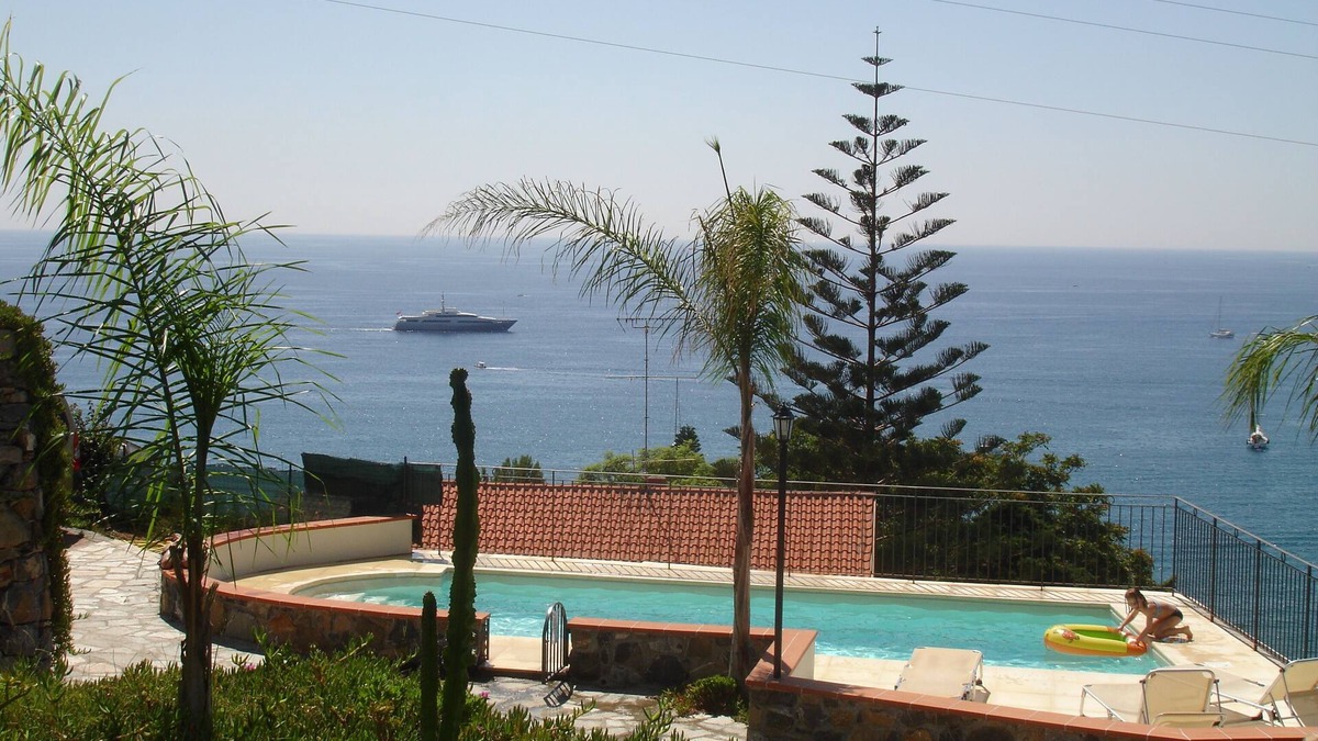 Regione Ronchi Apartment | Villa del mare ligure mit shared pool HEATING