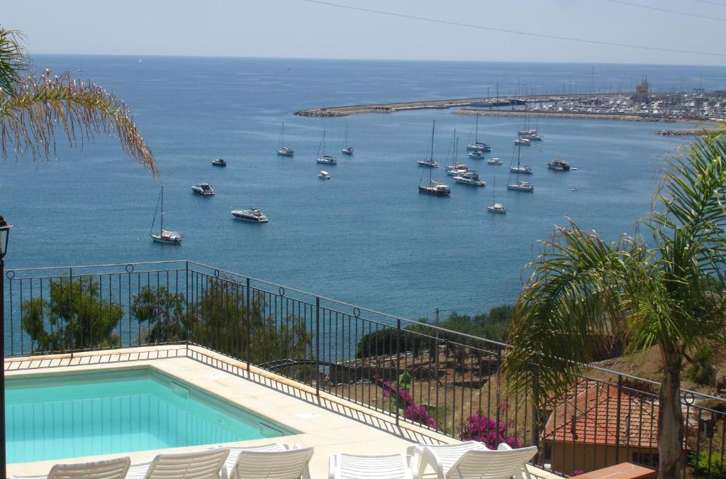 Regione Ronchi Apartment | Villa del Mare Ligure Terme & SPA Piscina a 37 gradi