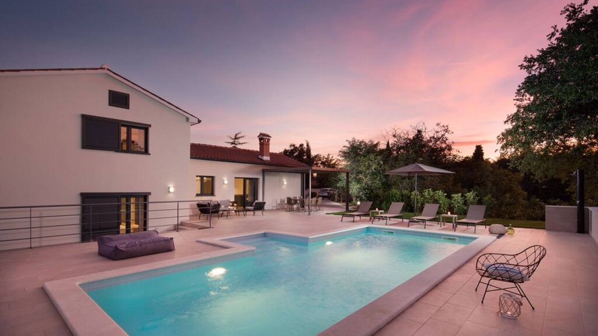 Vinez Villa | Villa del Sol is luxury villa with pool in greenery