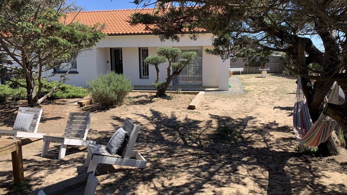 Bretignolles-sur-Mer Villa | Villa Des Dunes, feet in the water!