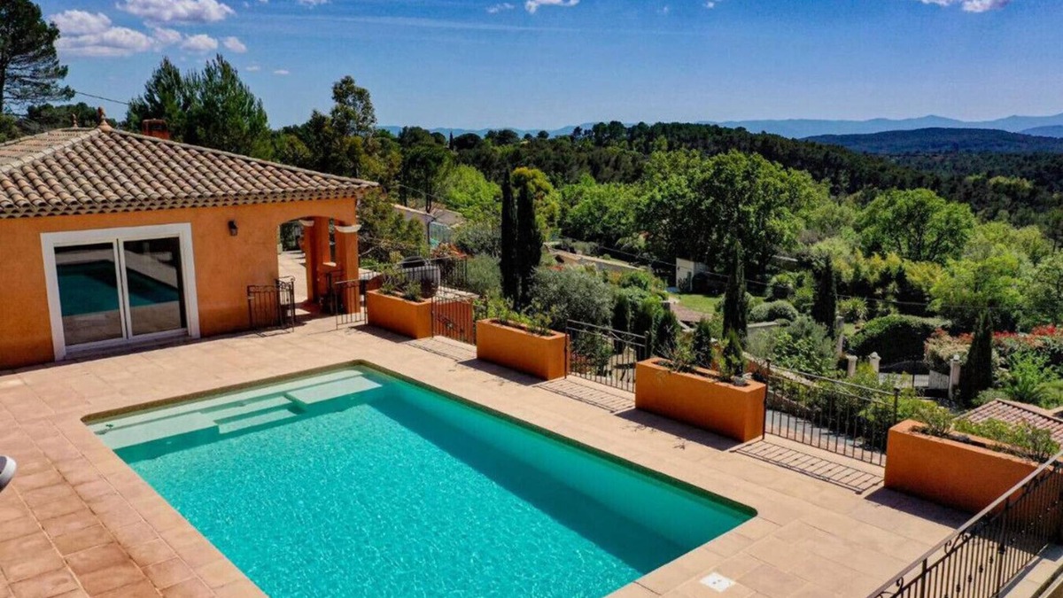 Flayosc Villa | Villa des Merveilles, a luxurious holiday home for 12 people.