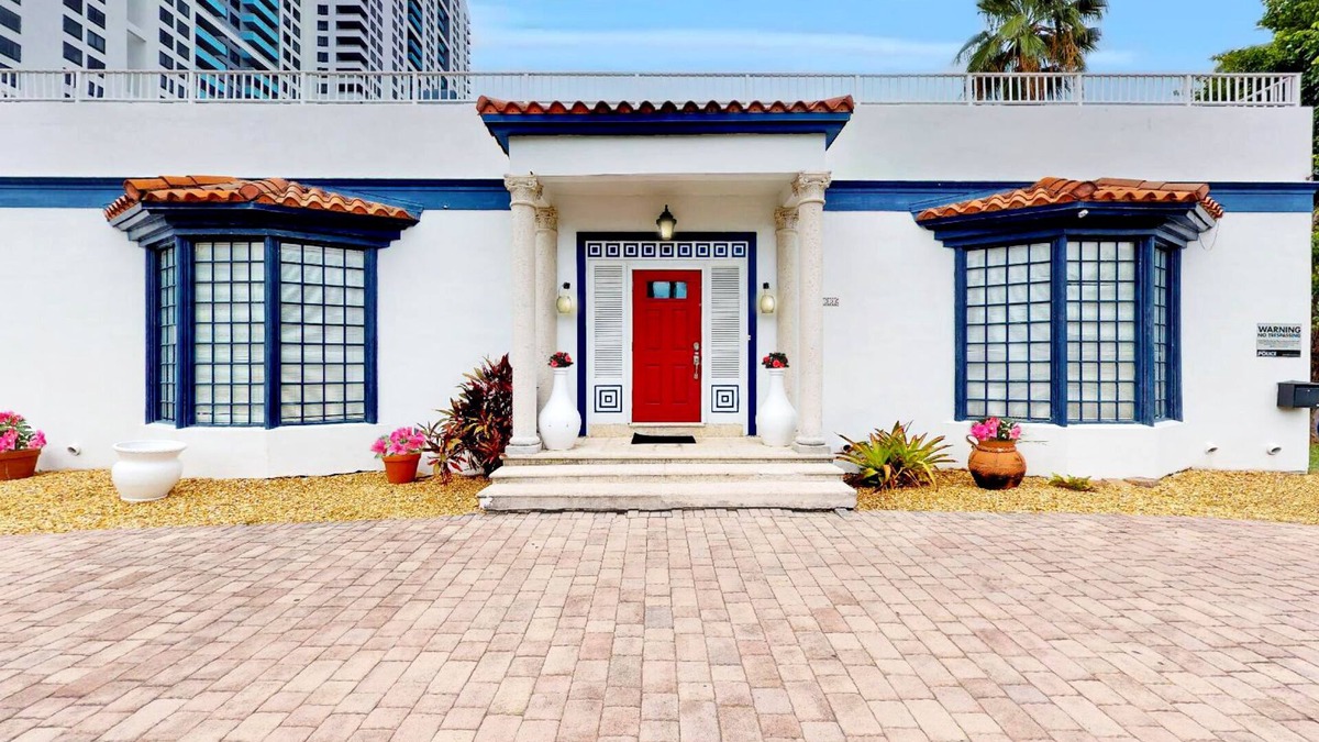 West Avenue House | Villa Diamond in South Beach