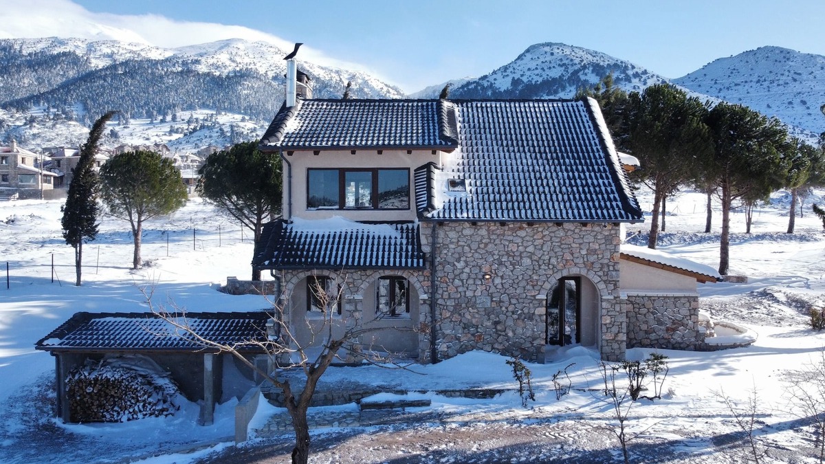 Distomo-Arachova-Antikyra Villa | Villa Dianne: Your Perfect Mountain Retreat