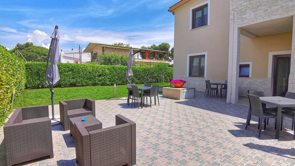 Taranto Villa | Villa Dimora Mariù, 400 mt from the sea and complete with every comfort.
