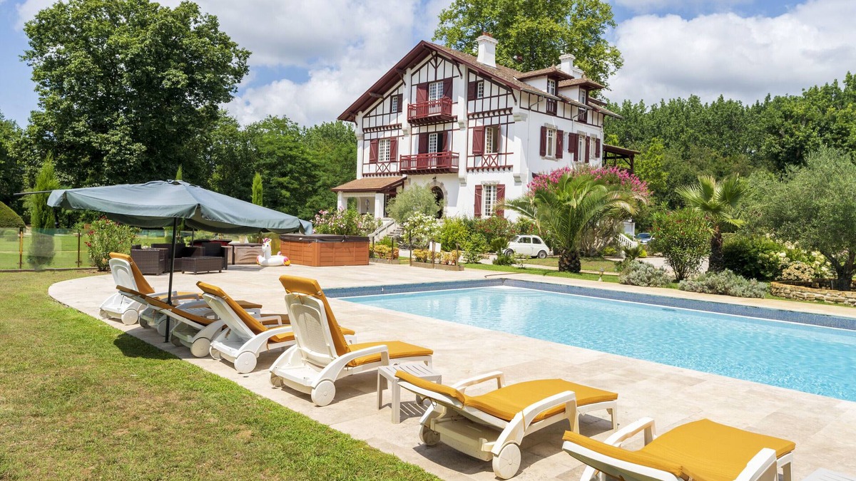Soustons Villa | Villa 'Domaine De Bellegarde' with Private Terrace, Private Garden and Wi-Fi
