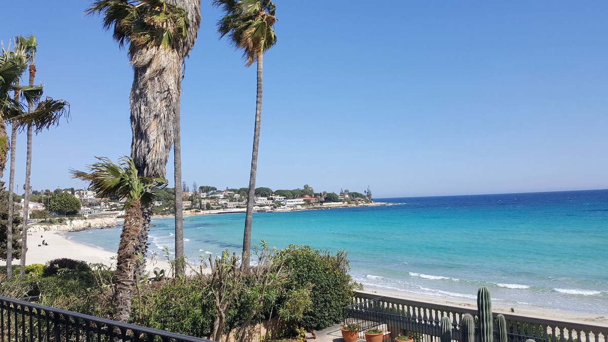 Fontane Bianche Villa | Villa Dream, with 3 bedrooms (8 people), 3 bathrooms. Direct access to the beach