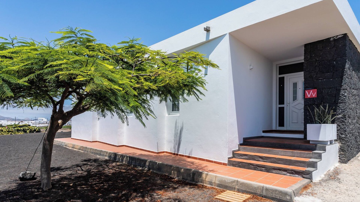 Nazaret House | villa dulce celestin lanzarote (wifi and pool heated by the sun)