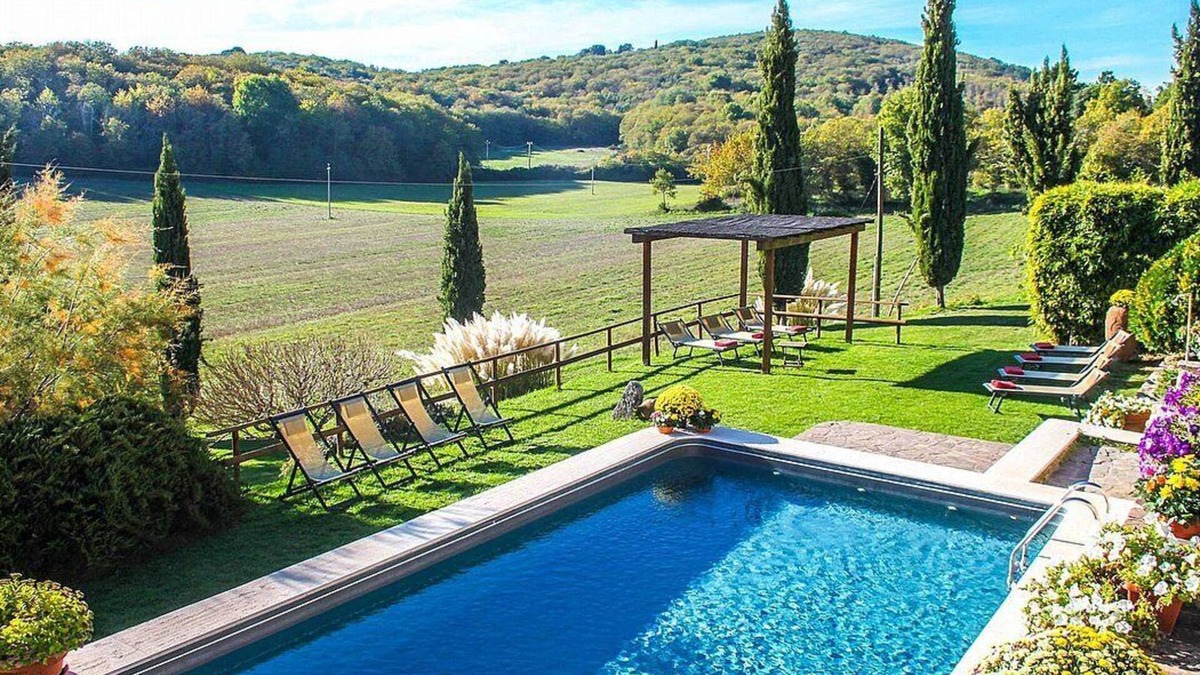 Simignano Villa | Villa Ebe: An elegant and welcoming two-story villa in the characteristic style of the Tuscan countryside, with Free WI-FI.