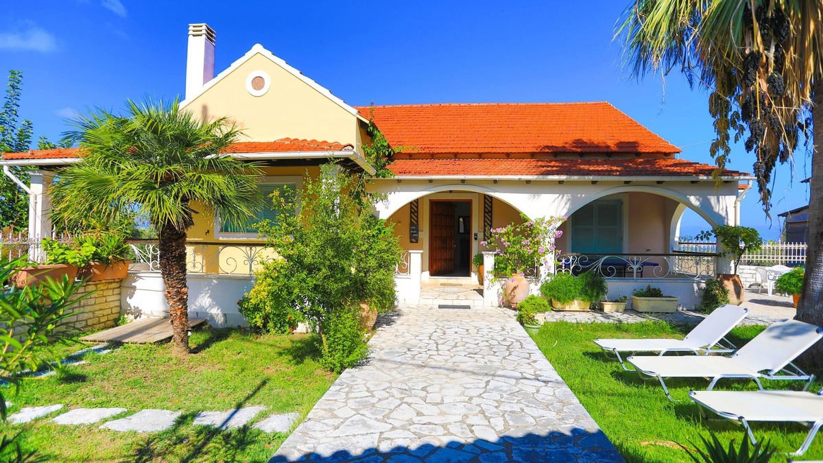 Petaleia Villa | Villa Eftihia: Traditional, easy access, amazing sunsets