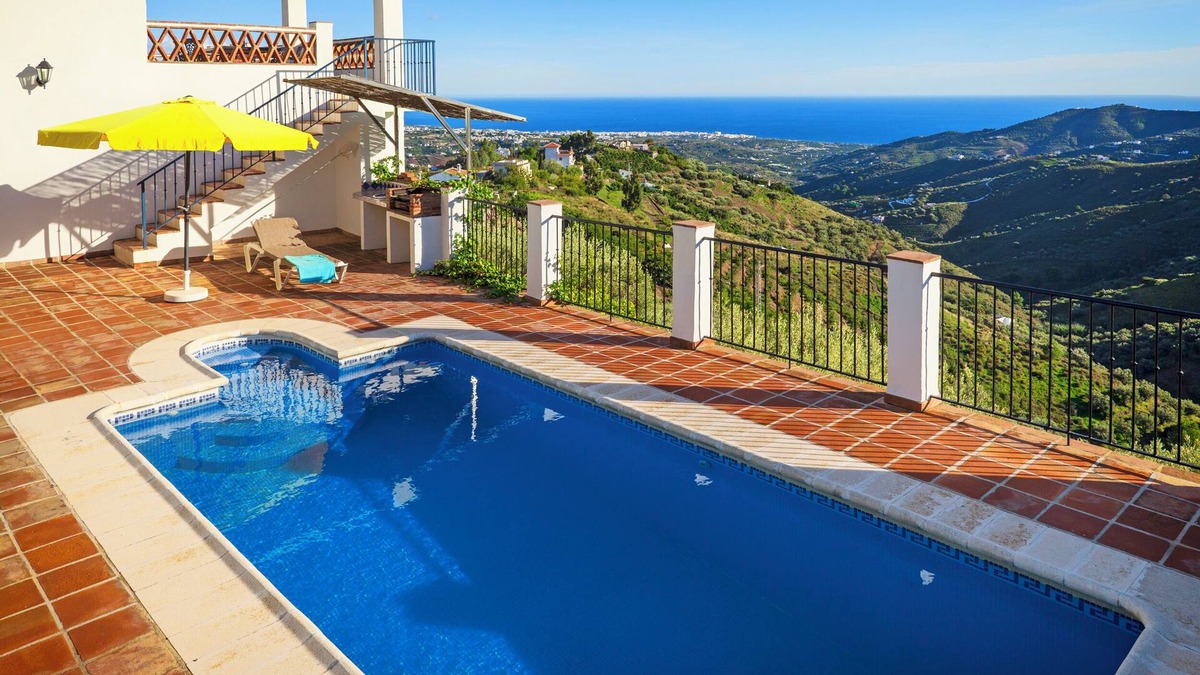 Frigiliana Villa | Villa 'El Regalo' with Stunning Views, Pool, Garden & Wi-Fi