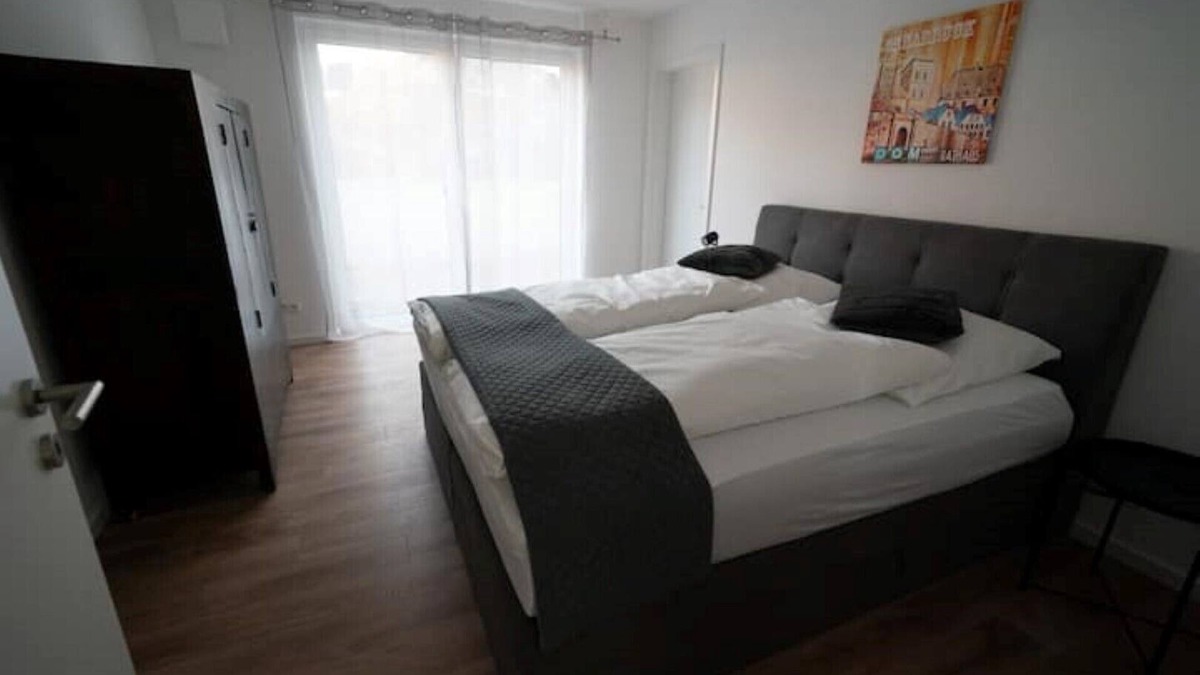 Osnabrueck House | Villa Emma: Lion poodle, not a mechanic's apartment