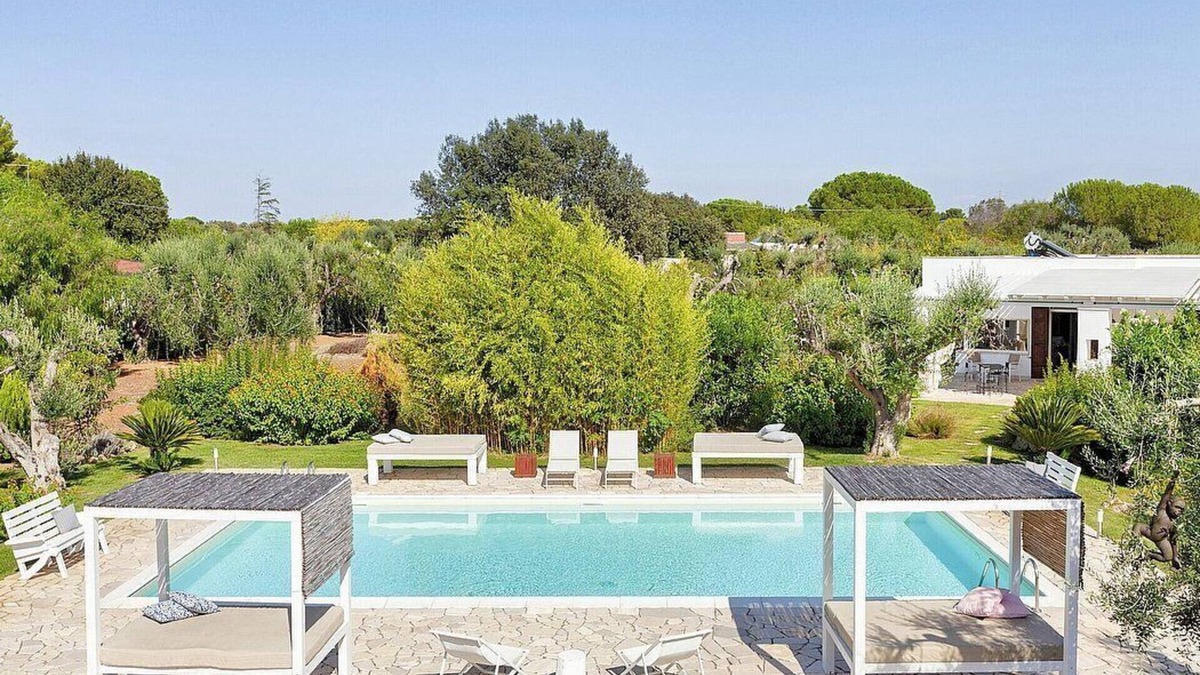 Sava Villa | Villa Enara: A modern and graceful one-story villa in a quiet position, surrounded by the Apulian countryside, with Free WI-FI.