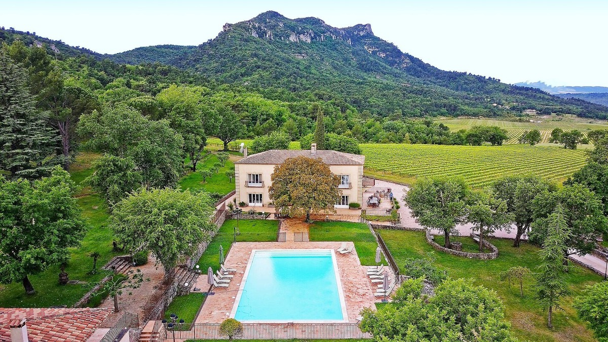 La Celle House | Villa Engardin, nestled in the heart of the vineyards, offers absolute comfort and calm.