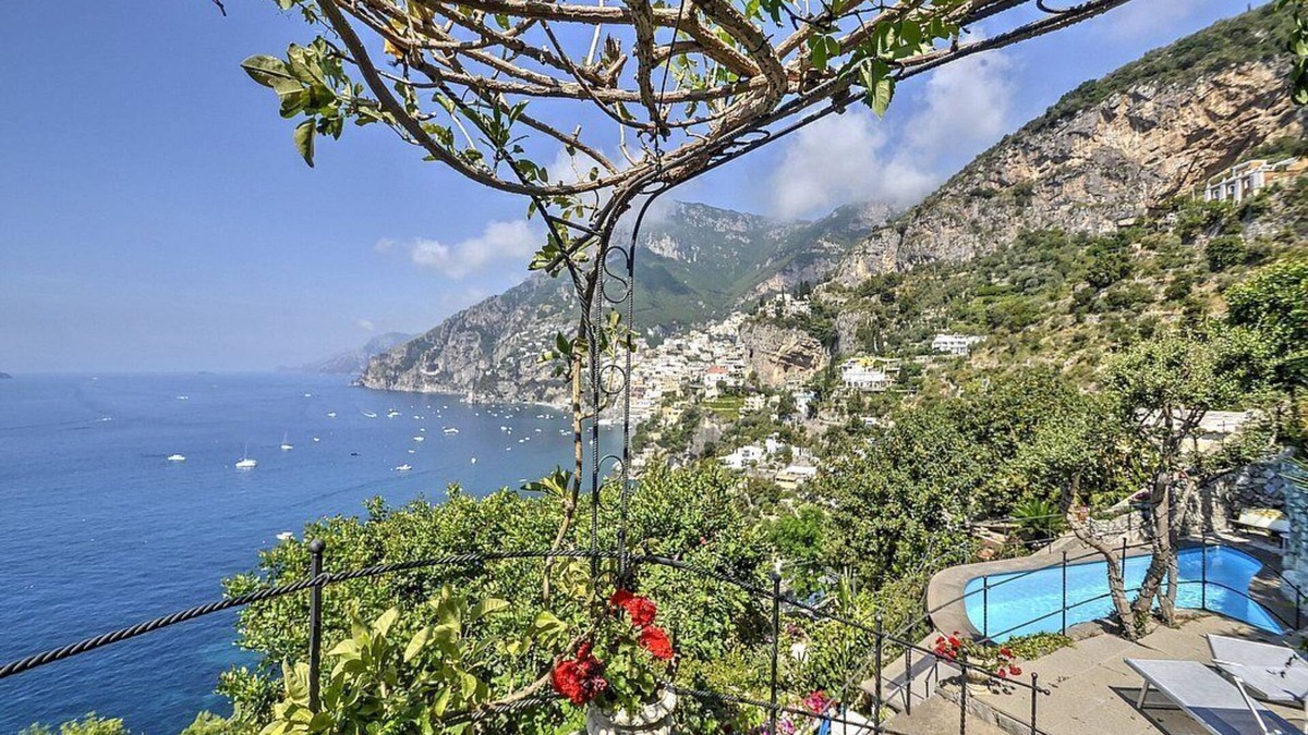 Arienzo Villa | Villa Ernestina Grande: A splendid and luminous four-story villa set into the cliff, sheer above the sea, with Free WI-FI.