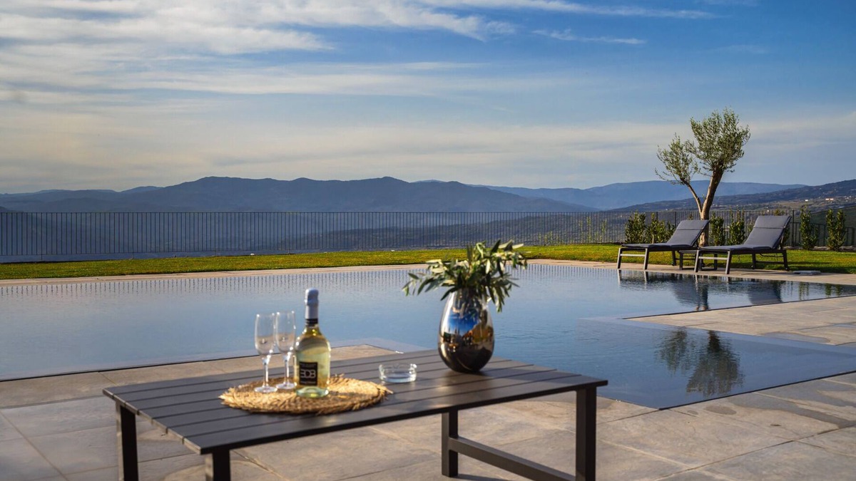 Adrano Villa | Villa Esclusiva con Piscina a Sfioro nel Cuore Dell'oro Verde Dell'etna