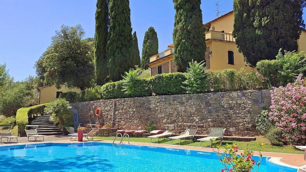 Il Poggio Villa | Villa Farnetta Grande: A spacious and welcoming three-story villa located in the heart of the Val d'Orcia, with Free WI-FI.