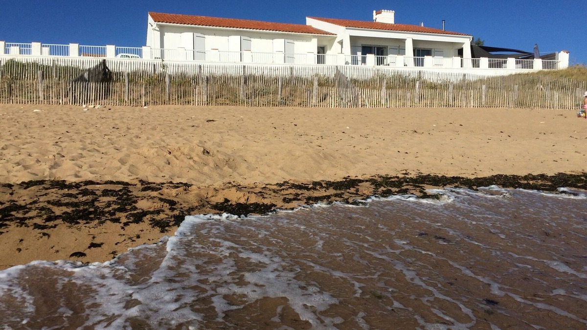 La Cotiniere Villa | villa feet in water sleeps 12 living room living room kitchen sea view 5 bedrooms