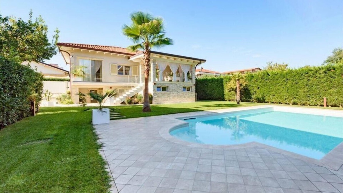 Querceta Villa | Villa Fiumetto Comfortable holiday residence