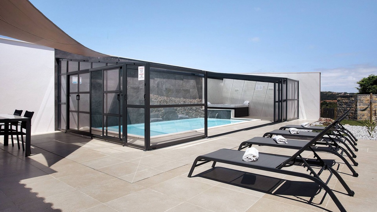 Caldas da Rainha Villa | 'Villa ‘Flor’ with Heated Pool, Whirlpool, Wi-Fi and Air Conditioning